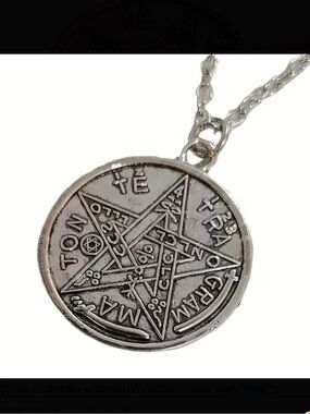 ⭐️ Pentagram Medallion Pendant Necklace - Silver Tone New